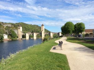 Die große mittelalterliche Brücke in Cahors.