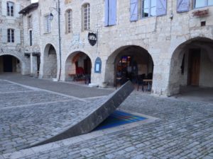 Unter den Steinen des Marktplatzes von Lauzerte wächst die Keramik.